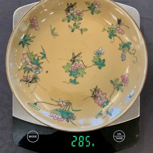 Une paire d'assiettes en porcelaine de Chine famille rose à fond café-au-lait, marque et époque de Daoguang — photo 6