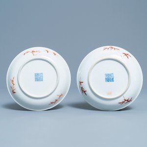 Une paire d'assiettes en porcelaine de Chine famille rose à fond vert sgraffiato, marque et époque de Qianlong — photo 2