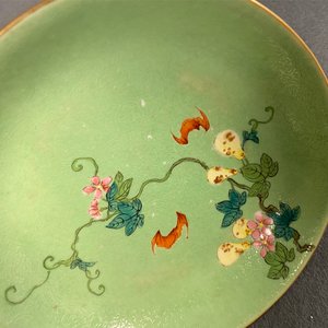 Une paire d'assiettes en porcelaine de Chine famille rose à fond vert sgraffiato, marque et époque de Qianlong — photo 5