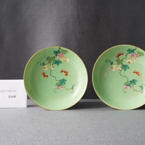 Une paire d'assiettes en porcelaine de Chine famille rose à fond vert sgraffiato, marque et époque de Qianlong — photo 3