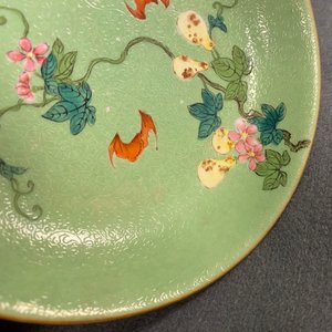 Une paire d'assiettes en porcelaine de Chine famille rose à fond vert sgraffiato, marque et époque de Qianlong — photo 6