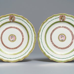 Une paire d'assiettes en porcelaine de Chine famille rose aux armes de Peter van Hemert, Qianlong — photo 1
