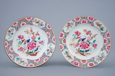 Une paire d'assiettes en porcelaine de Chine famille rose aux bouquets de fleurs, Qianlong, 18ème