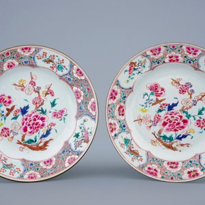 Une paire d'assiettes en porcelaine de Chine famille rose aux bouquets de fleurs, Qianlong, 18ème — photo 1