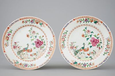 Une paire d'assiettes en porcelaine de Chine famille rose aux paons, 18ème