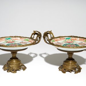 Une paire d'assiettes en porcelaine de Chine famille rose aux pêches et chauves-souris, Guangxu, 19/20ème — photo 2
