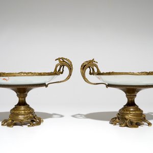 Une paire d'assiettes en porcelaine de Chine famille rose aux pêches et chauves-souris, Guangxu, 19/20ème — photo 5