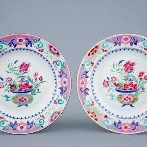 Une paire d'assiettes en porcelaine de Chine famille rose aux vases fleuris, Qianlong, 18ème — photo 1