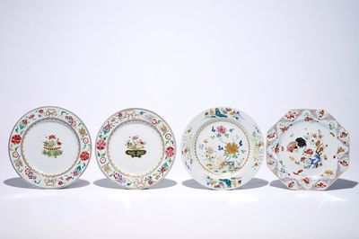 Une paire d'assiettes en porcelaine de Chine famille rose et deux autres, Yongzheng/Qianlong