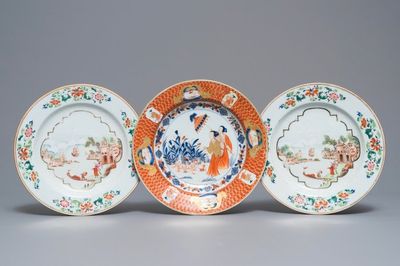 Une paire d'assiettes en porcelaine de Chine famille rose et une de style Imari à décor 'Dames au Parasol', Qianlong