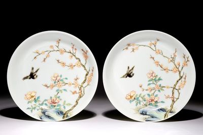 Une paire d'assiettes en porcelaine de Chine famille rose, marque de Yongzheng, 20ème