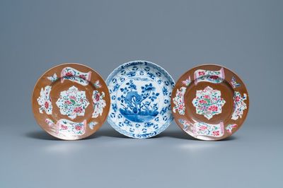Une paire d'assiettes en porcelaine de Chine famille rose, Qianlong, et une en bleu et blanc, marque et époque de Kangxi