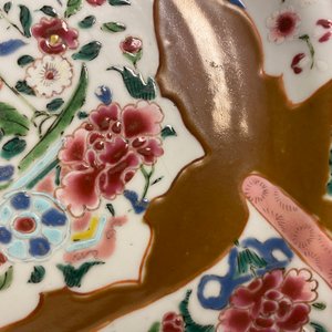 Une paire d'assiettes en porcelaine de Chine famille rose, Qianlong, et une en bleu et blanc, marque et époque de Kangxi — photo 5