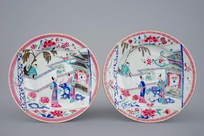 Une paire d'assiettes en porcelaine de Chine famille rose "Romance de la Chambre Occidentale", Yongzheng