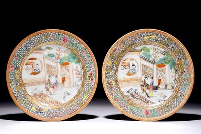 Une paire d'assiettes en porcelaine de Chine famille rose, Yongzheng