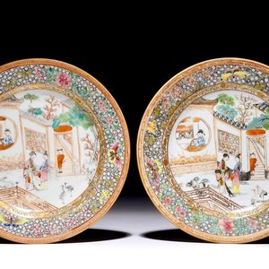 Une paire d'assiettes en porcelaine de Chine famille rose, Yongzheng — photo 1