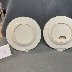 Une paire d'assiettes en porcelaine de Chine famille rose, Yongzheng/Qianlong — photo 5