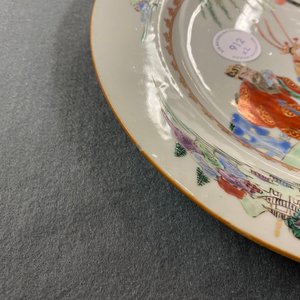 Une paire d'assiettes en porcelaine de Chine famille rose, Yongzheng/Qianlong — photo 7