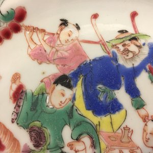 Une paire d'assiettes en porcelaine de Chine famille rose, Yongzheng — photo 5