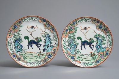 Une paire d'assiettes en porcelaine de Chine famille verte de Canton à décor de qilin, 19ème