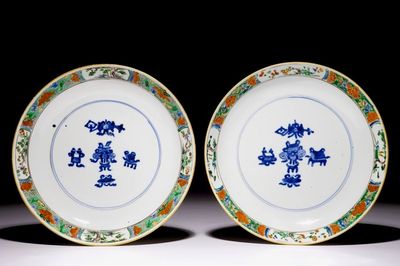 Une paire d'assiettes en porcelaine de Chine famille verte, Kangxi