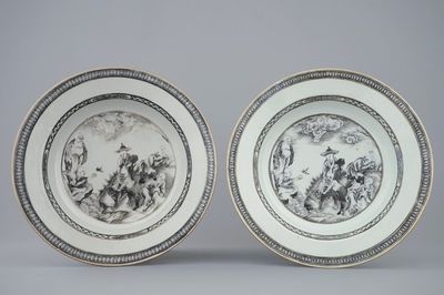 Une paire d'assiettes en porcelaine de Chine grisaille à décor d'immortels avec un tigre, Qianlong, 18ème