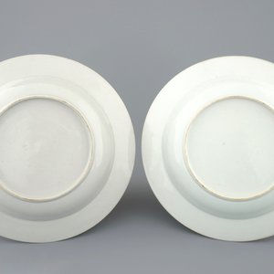 Une paire d'assiettes en porcelaine de Chine grisaille à décor d'immortels avec un tigre, Qianlong, 18ème — photo 2
