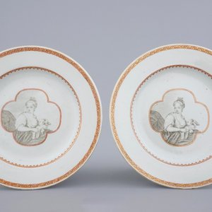Une paire d'assiettes en porcelaine de Chine grisaille à décor d'une mère et enfant, Qianlong, 18ème — photo 1
