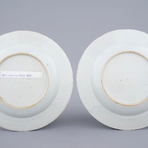 Une paire d'assiettes en porcelaine de Chine grisaille à décor d'une mère et enfant, Qianlong, 18ème — photo 2
