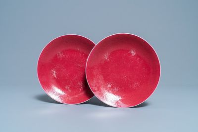 Une paire d'assiettes en porcelaine de Chine rouge de rubis monochrome, marque et époque de Jiaqing