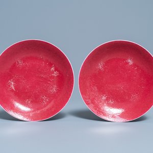 Une paire d'assiettes en porcelaine de Chine rouge de rubis monochrome, marque et époque de Jiaqing — photo 2