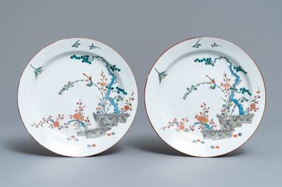 Une paire d'assiettes en porcelaine de Chine surdécoré aux Pays-Bas dans le style Kakiemon, Kangxi/Yongzheng
