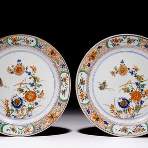 Une paire d'assiettes en porcelaine de Chine verte-imari, Kangxi — photo 1