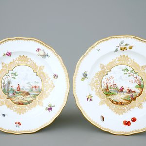 Une paire d'assiettes en porcelaine dorée de Meissen, vers 1880 — photo 1