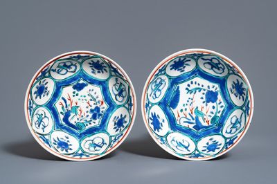 Une paire d'assiettes en porcelaine Kakiemon de style Wanli, Edo, Japon, 17ème