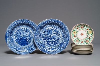 Une paire d'assiettes et 8 soucoupes en porcelaine de Chine, Kangxi