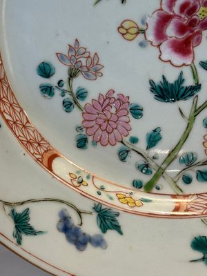 Une paire d'assiettes famille rose à décor de coqs et une paire d'assiettes à décor floral, Qianlong — photo 4