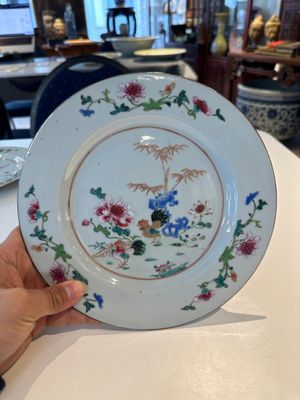 Une paire d'assiettes famille rose à décor de coqs et une paire d'assiettes à décor floral, Qianlong — photo 9