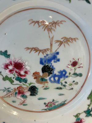 Une paire d'assiettes famille rose à décor de coqs et une paire d'assiettes à décor floral, Qianlong — photo 10