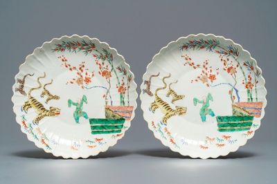 Une paire d'assiettes godronnées en porcelaine de Chine famille verte de style Kakiemon, Kangxi