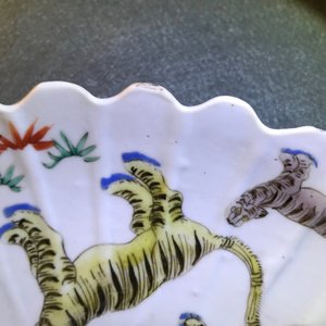 Une paire d'assiettes godronnées en porcelaine de Chine famille verte de style Kakiemon, Kangxi — photo 19