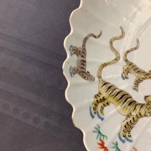 Une paire d'assiettes godronnées en porcelaine de Chine famille verte de style Kakiemon, Kangxi — photo 24