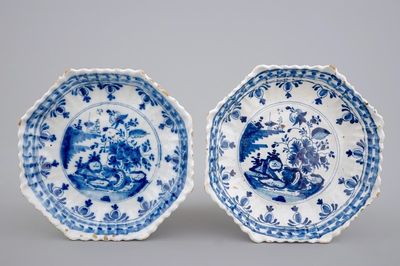Une paire d'assiettes godronnées octagonals en faïence de Delft, 18ème