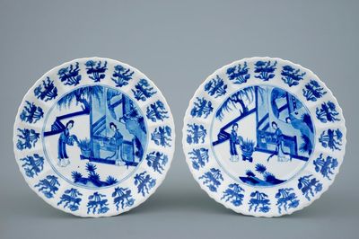 Une paire d'assiettes lobées en porcelaine de Chine bleu et blanc, Kangxi