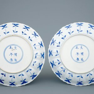 Une paire d'assiettes lobées en porcelaine de Chine bleu et blanc, Kangxi — photo 2
