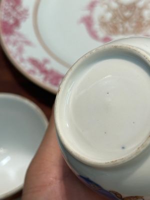 Une paire d'assiettes monogrammées en porcelaine de Chine en émaux rose et une paire de tasses et soucoupes armoriées, Yongzheng/Qianlong — photo 13