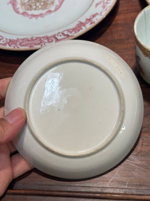 Une paire d'assiettes monogrammées en porcelaine de Chine en émaux rose et une paire de tasses et soucoupes armoriées, Yongzheng/Qianlong — photo 17