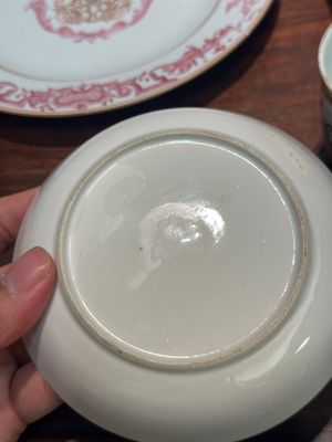 Une paire d'assiettes monogrammées en porcelaine de Chine en émaux rose et une paire de tasses et soucoupes armoriées, Yongzheng/Qianlong — photo 18