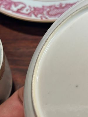 Une paire d'assiettes monogrammées en porcelaine de Chine en émaux rose et une paire de tasses et soucoupes armoriées, Yongzheng/Qianlong — photo 19