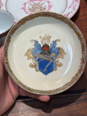 Une paire d'assiettes monogrammées en porcelaine de Chine en émaux rose et une paire de tasses et soucoupes armoriées, Yongzheng/Qianlong — photo 20